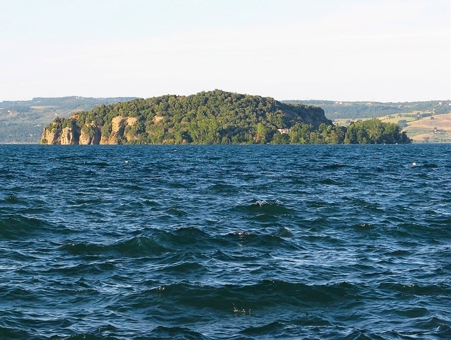 L'isola Martana vista da Marta (VT)